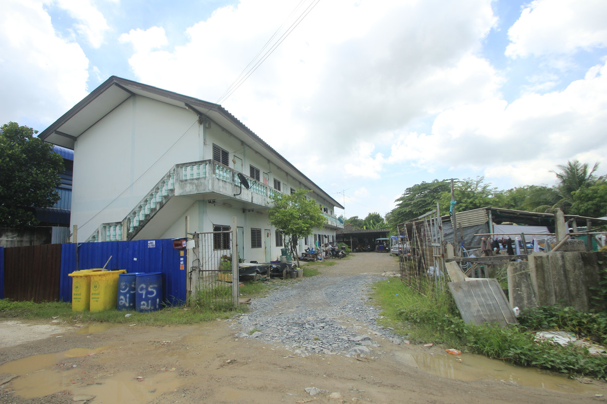 For SaleHotel&Apartment BusinessMahachai Samut Sakhon : Dormitory for sale with land, 200 square meters, 18 rooms, along Khlong Si Wa Pasawat. Khlong Muen Prarom Near the Siriraj Hospital Elderly Medical Center, full tenants, land remaining for construction.