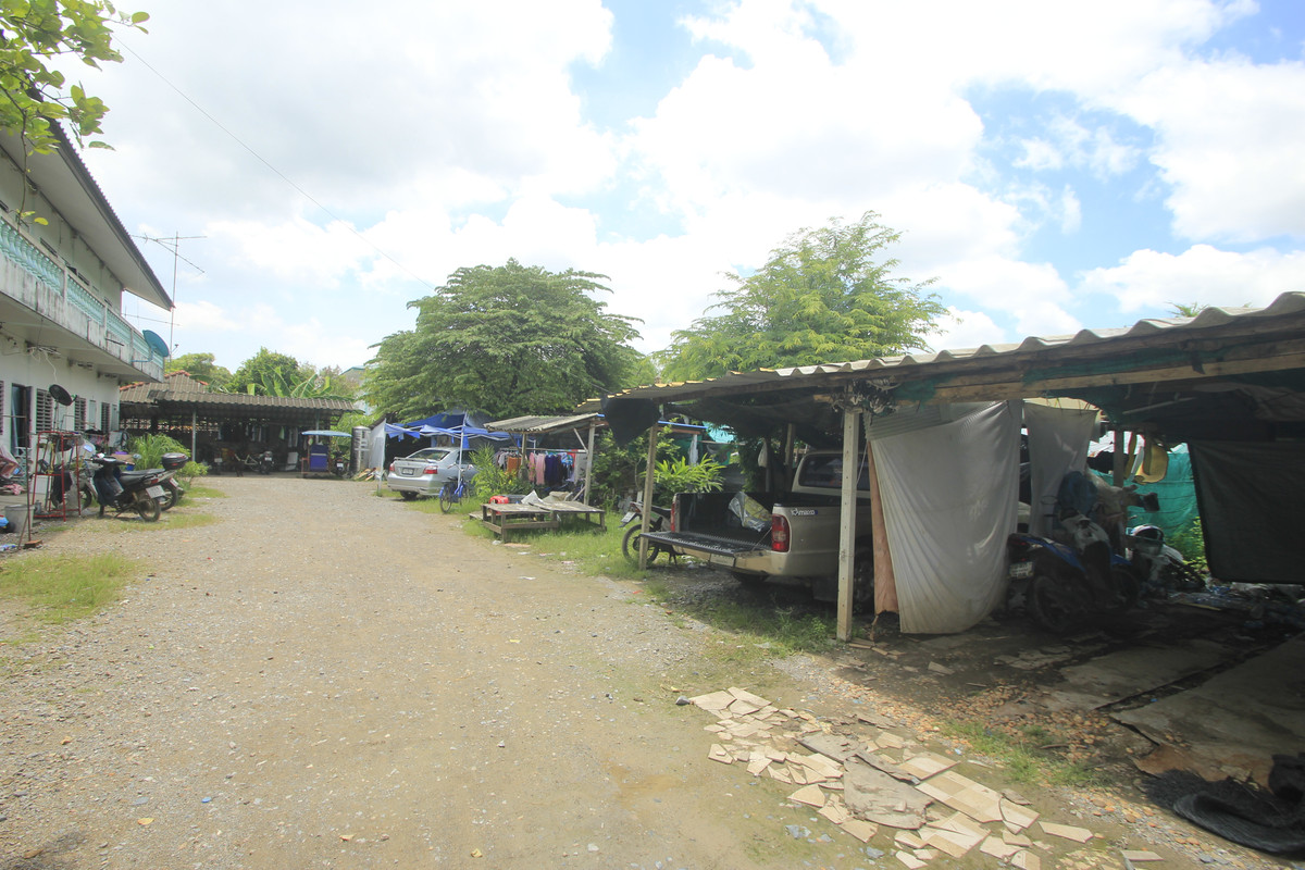 For SaleHotel&Apartment BusinessMahachai Samut Sakhon : Dormitory for sale with land, 200 square meters, 18 rooms, along Khlong Si Wa Pasawat. Khlong Muen Prarom Near the Siriraj Hospital Elderly Medical Center, full tenants, land remaining for construction.