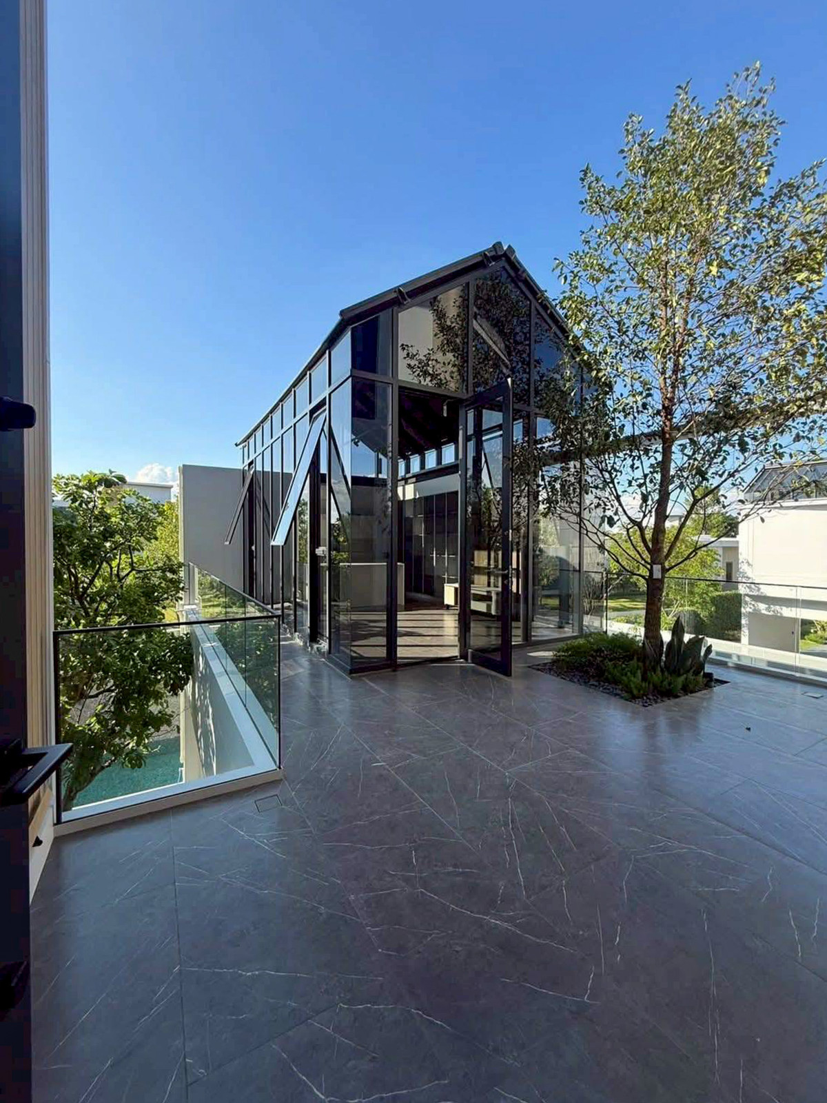 ให้เช่าบ้านลาดกระบัง สุวรรณภูมิ : VIVE New Krungthep Kreetha บ้านหรู 3 ชั้น พร้อมสระว่ายน้ำส่วนตัว ใกล้โรงเรียนนานาชาติ Please call: 062-496-6454