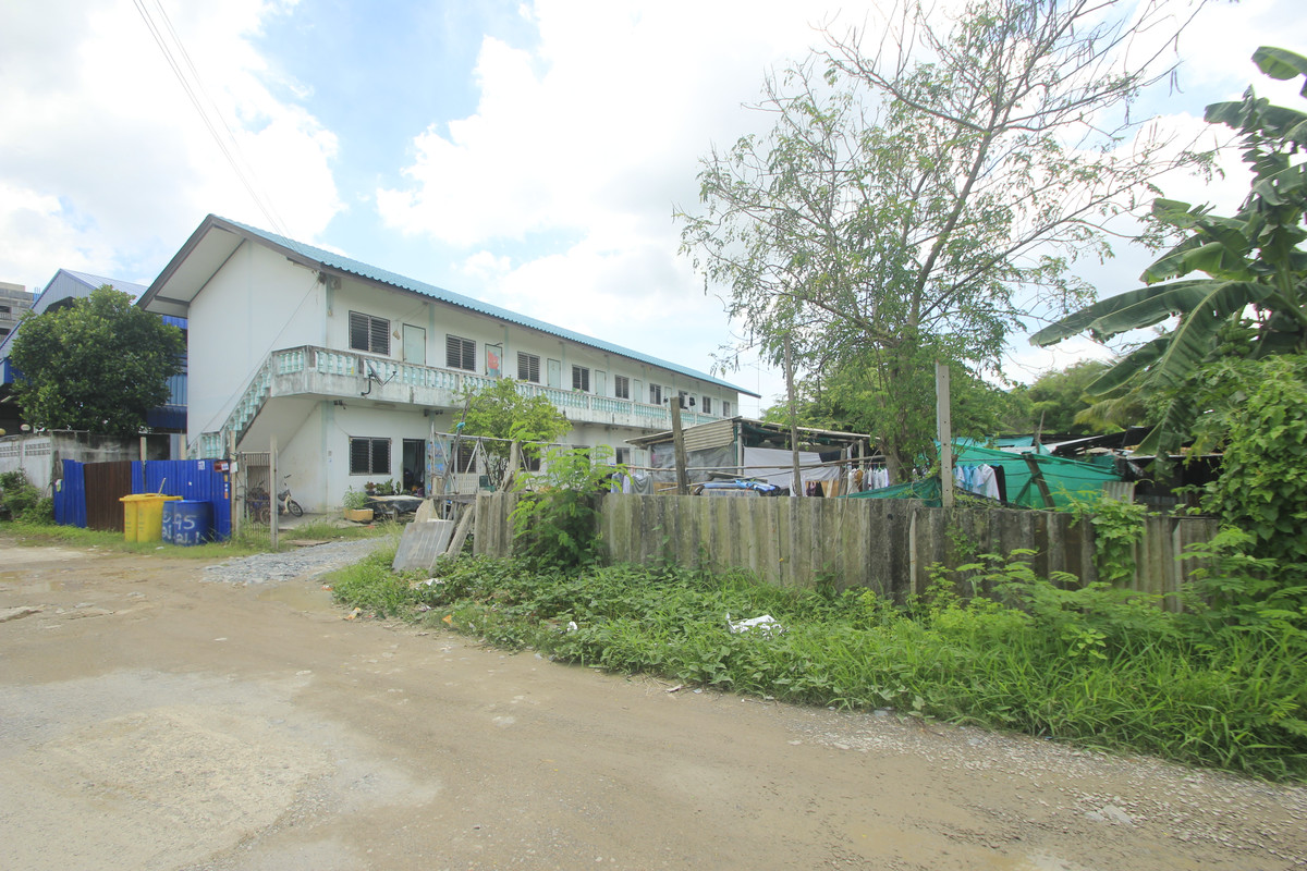 For SaleHotel&Apartment BusinessMahachai Samut Sakhon : Dormitory for sale with land, 200 square meters, 18 rooms, along Khlong Si Wa Pasawat. Khlong Muen Prarom Near the Siriraj Hospital Elderly Medical Center, full tenants, land remaining for construction.