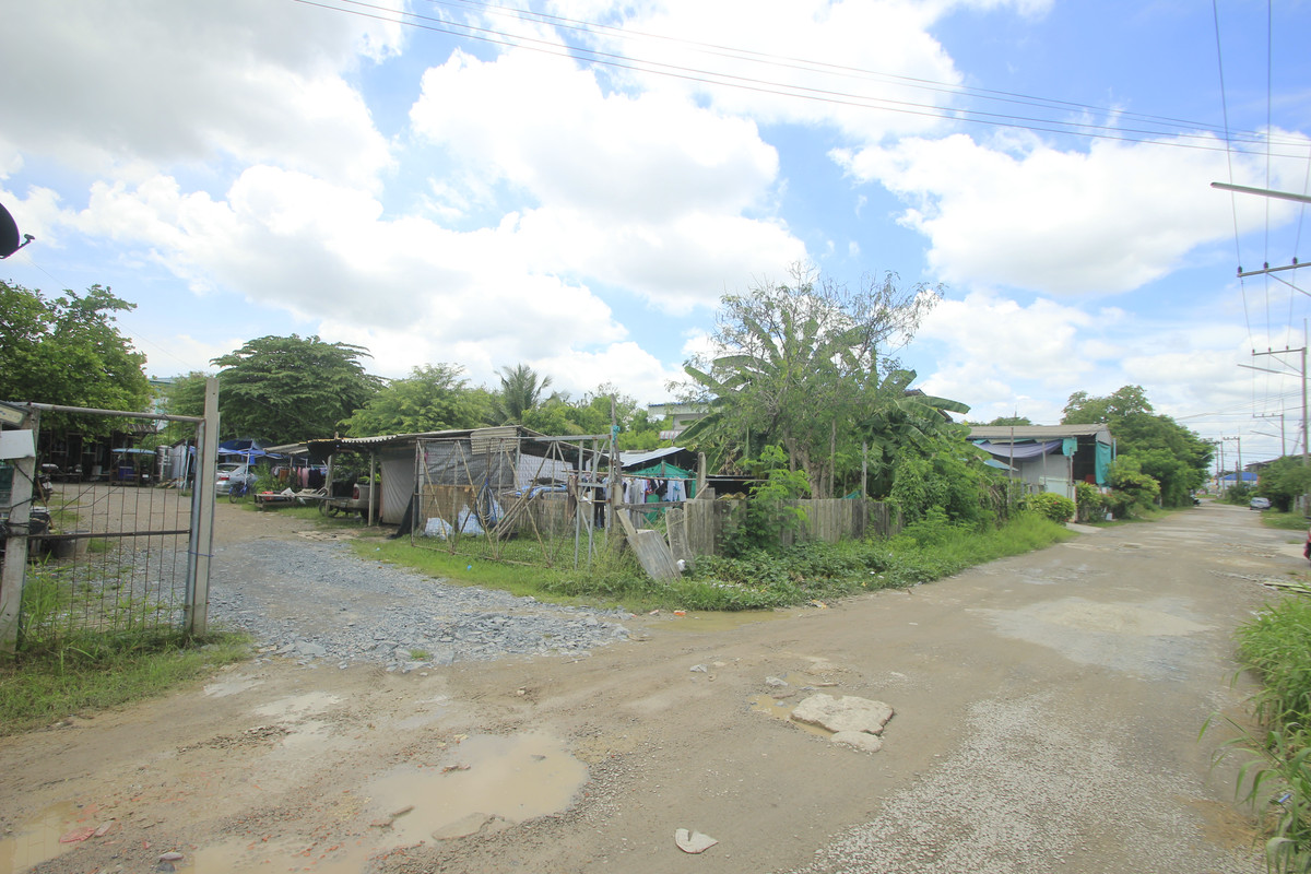 For SaleHotel&Apartment BusinessMahachai Samut Sakhon : Dormitory for sale with land, 200 square meters, 18 rooms, along Khlong Si Wa Pasawat. Khlong Muen Prarom Near the Siriraj Hospital Elderly Medical Center, full tenants, land remaining for construction.
