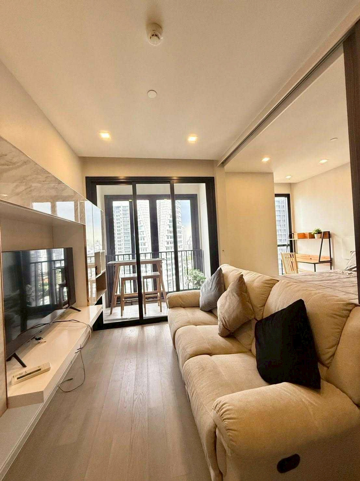 For RentCondoSukhumvit, Asoke, Thonglor : Ashton Asoke Condo, convenient travel, close to BTS, there is a shuttle, beautiful room, fully furnished, ready to move in!!