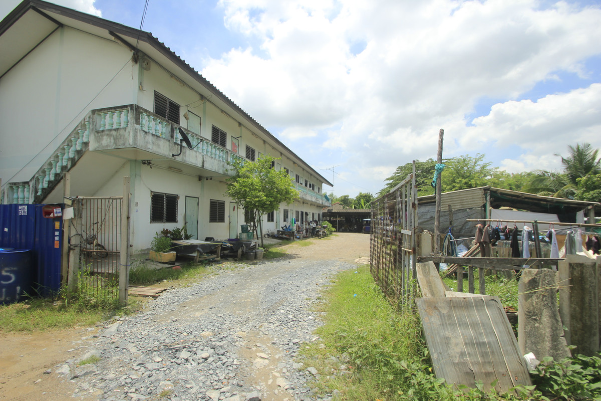 For SaleHotel&Apartment BusinessMahachai Samut Sakhon : Dormitory for sale with land, 200 square meters, 18 rooms, along Khlong Si Wa Pasawat. Khlong Muen Prarom Near the Siriraj Hospital Elderly Medical Center, full tenants, land remaining for construction.