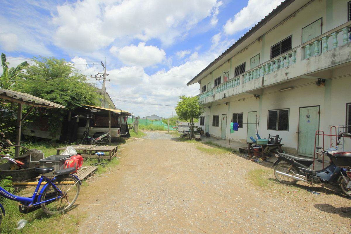 For SaleHotel&Apartment BusinessMahachai Samut Sakhon : Dormitory for sale with land, 200 square meters, 18 rooms, along Khlong Si Wa Pasawat. Khlong Muen Prarom Near the Siriraj Hospital Elderly Medical Center, full tenants, land remaining for construction.