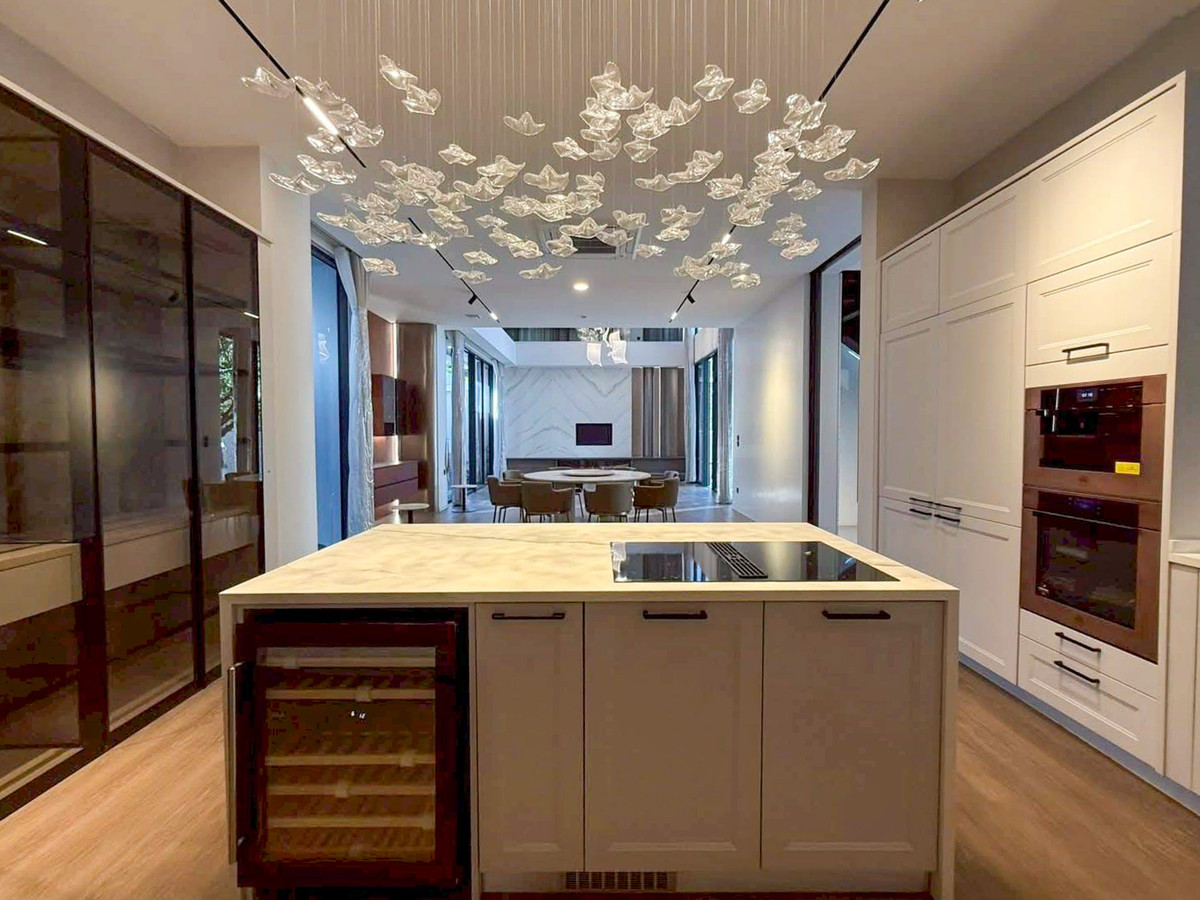 ให้เช่าบ้านลาดกระบัง สุวรรณภูมิ : VIVE New Krungthep Kreetha บ้านหรู 3 ชั้น พร้อมสระว่ายน้ำส่วนตัว ใกล้โรงเรียนนานาชาติ Please call: 062-496-6454