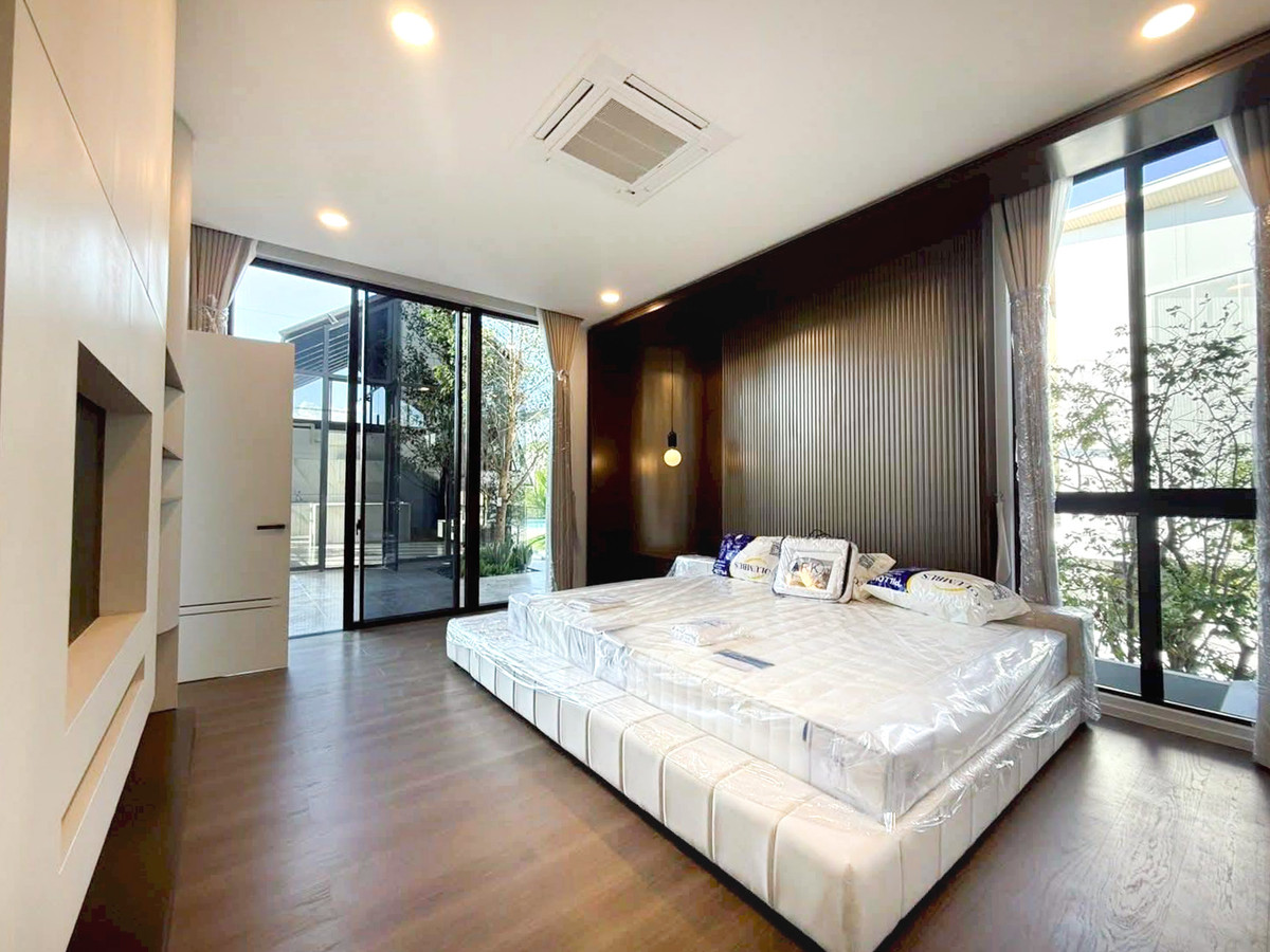 ให้เช่าบ้านลาดกระบัง สุวรรณภูมิ : VIVE New Krungthep Kreetha บ้านหรู 3 ชั้น พร้อมสระว่ายน้ำส่วนตัว ใกล้โรงเรียนนานาชาติ Please call: 062-496-6454