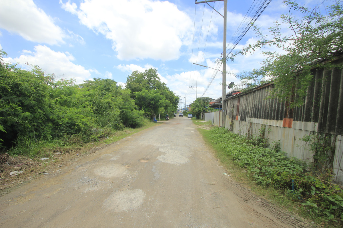 For SaleHotel&Apartment BusinessMahachai Samut Sakhon : Dormitory for sale with land, 200 square meters, 18 rooms, along Khlong Si Wa Pasawat. Khlong Muen Prarom Near the Siriraj Hospital Elderly Medical Center, full tenants, land remaining for construction.