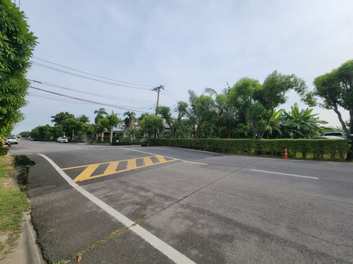 For RentLandBang kae, Phetkasem : Land for rent, size 2-1-07 rai, corner plot, Kanchanaphisek Soi 4, only 100 meters into the alley, width 48 meters, near The Mall Bang Khae, MRT Lak Song.