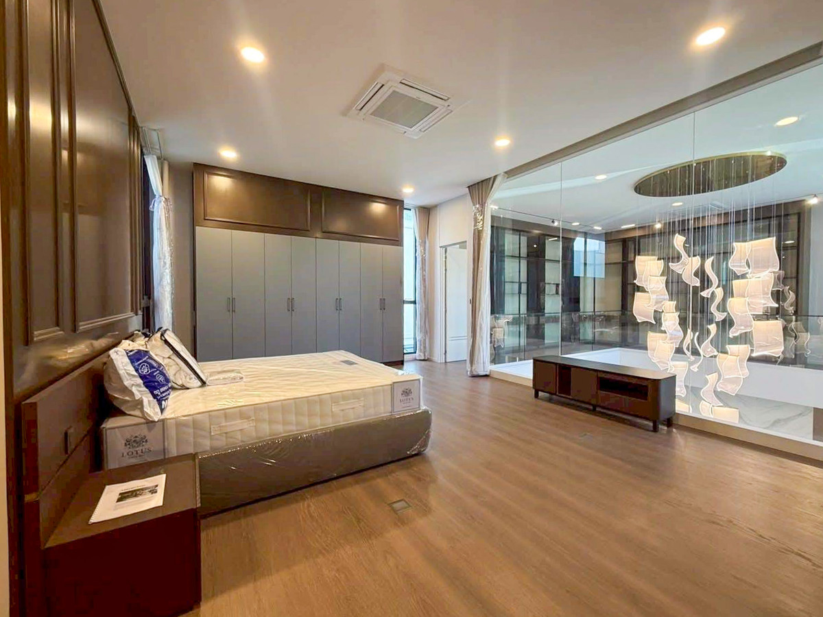 ให้เช่าบ้านลาดกระบัง สุวรรณภูมิ : VIVE New Krungthep Kreetha บ้านหรู 3 ชั้น พร้อมสระว่ายน้ำส่วนตัว ใกล้โรงเรียนนานาชาติ Please call: 062-496-6454