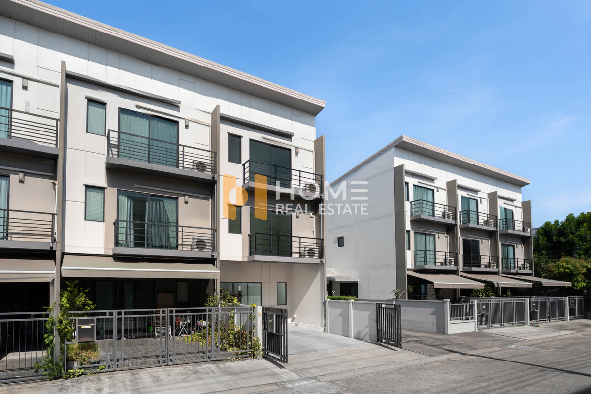 ขายทาวน์โฮมปิ่นเกล้า จรัญสนิทวงศ์ : 🏡✨ หลังมุมติดถนนเมน! สภาพใหม่กริบ ราคาดีที่สุดในโครงการ 💥 ทาวน์โฮม บ้านกลางเมือง ปิ่นเกล้า - จรัญ / 3 ห้องนอน (ขาย), Baan Klang Muang Pinklao - Charan / Townhome 3 Bedrooms (FOR SALE) BALL215