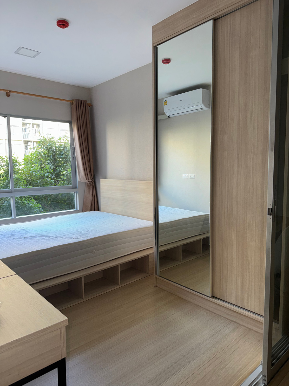 ให้เช่าคอนโดปทุมธานี รังสิต ธรรมศาสตร์ : ✅ ว่าง! พร้อมเข้าอยู่ Plum ALIVE 1 🌟 ค่าเช่าถูก! 7,500 บาท/เดือน 🛏 1 ห้องนอน 1 ห้องน้ำ 📏 26 ตร.ม. 🏙️ ตึก D ชั้น 2-3 เลขที่ห้องดี 94/XXX ! 🚫 ไม่รับ Co-Agent