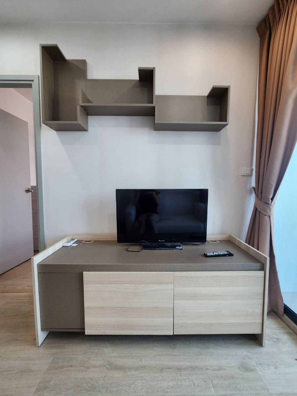 For RentCondoThaphra, Talat Phlu, Wutthakat : For rent, very cheap, Ideo Sathorn Thapra (Ideo Sathorn Thapra), next to BTS Pho Nimit, with furniture + washing machine, only 8,500 baht.