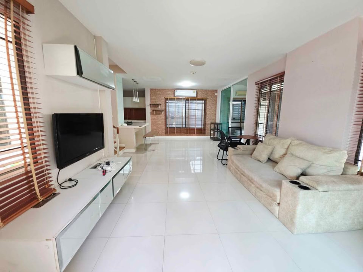 ให้เช่าบ้านนวมินทร์ รามอินทรา : ปล่อยเชาบ้าน 2 ชั้น 6 นอน 3 น้ำ โครงการ มัณฑนา เลค วัชรพล (HR272)