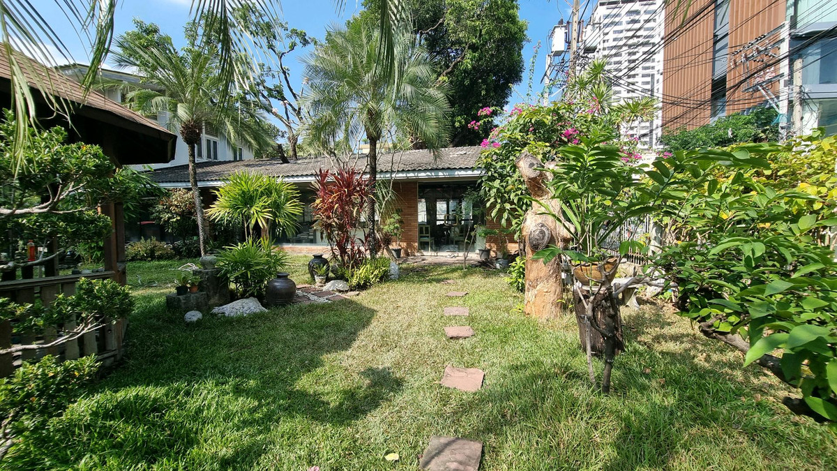 ให้เช่าร้านค้า/ตลาดนัดสุขุมวิท อโศก ทองหล่อ : ทองหล่อ ให้เช่าอาคารพร้อมสวน
เหมาะสำหรับธุรกิจที่คนไม่พลุกพล่าน เช่น โชว์รูมเฟอร์นิเจอร์ หรือแสดงงานศิลปะ
พื้นที่รวมประมาณ 210 ตารางเมตร