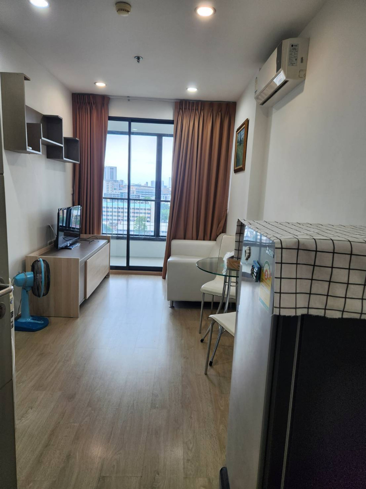 For RentCondoThaphra, Talat Phlu, Wutthakat : For rent, very cheap, Ideo Sathorn Thapra (Ideo Sathorn Thapra), next to BTS Pho Nimit, with furniture + washing machine, only 8,500 baht.
