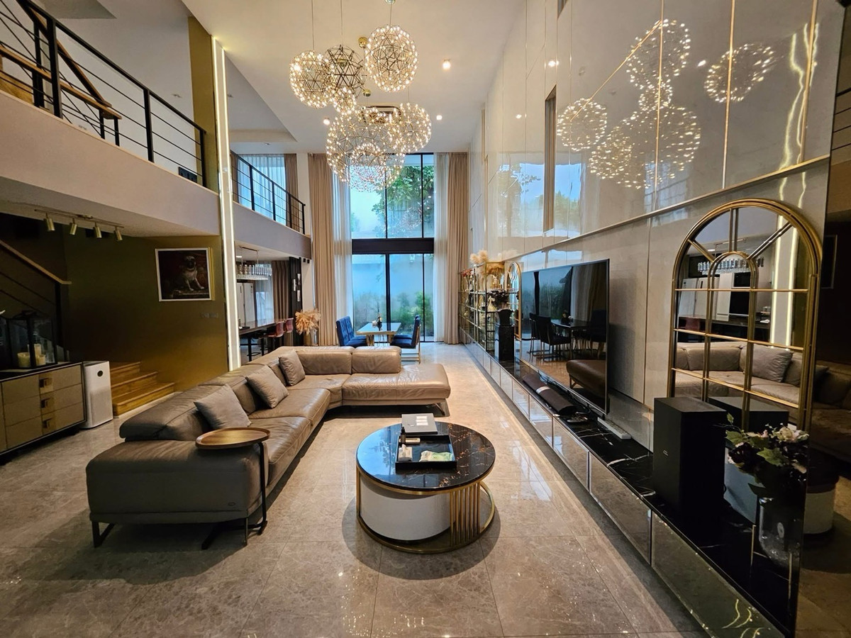 ทาวน์โฮมโชคชัย4 ลาดพร้าว71 : 🐶🐈🔹Glam Glamorous Living Ladprao🔹🐶🐈ทาวโฮมหรู 3.5 ชั้น • 385ตรม. • ที่ดิน 49.5 ตร.วา. • จอดรถได้ 4 คัน • 3ห้องนอน 4 ห้องน้ำ • เลี้ยงสัตว์ได้ 