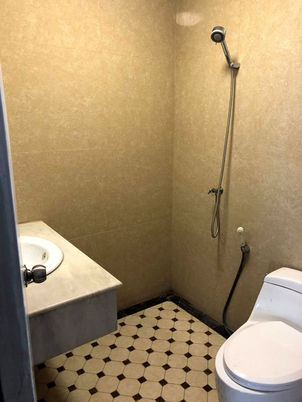 ให้เช่าบ้านบางซื่อ วงศ์สว่าง เตาปูน : บ้านให้เช่า ตรงข้ามตลาด บองมาร์เช่ 4ชั้น 5ห้องนอน 5ห้องน้ำ มีห้องแม่บ้าน