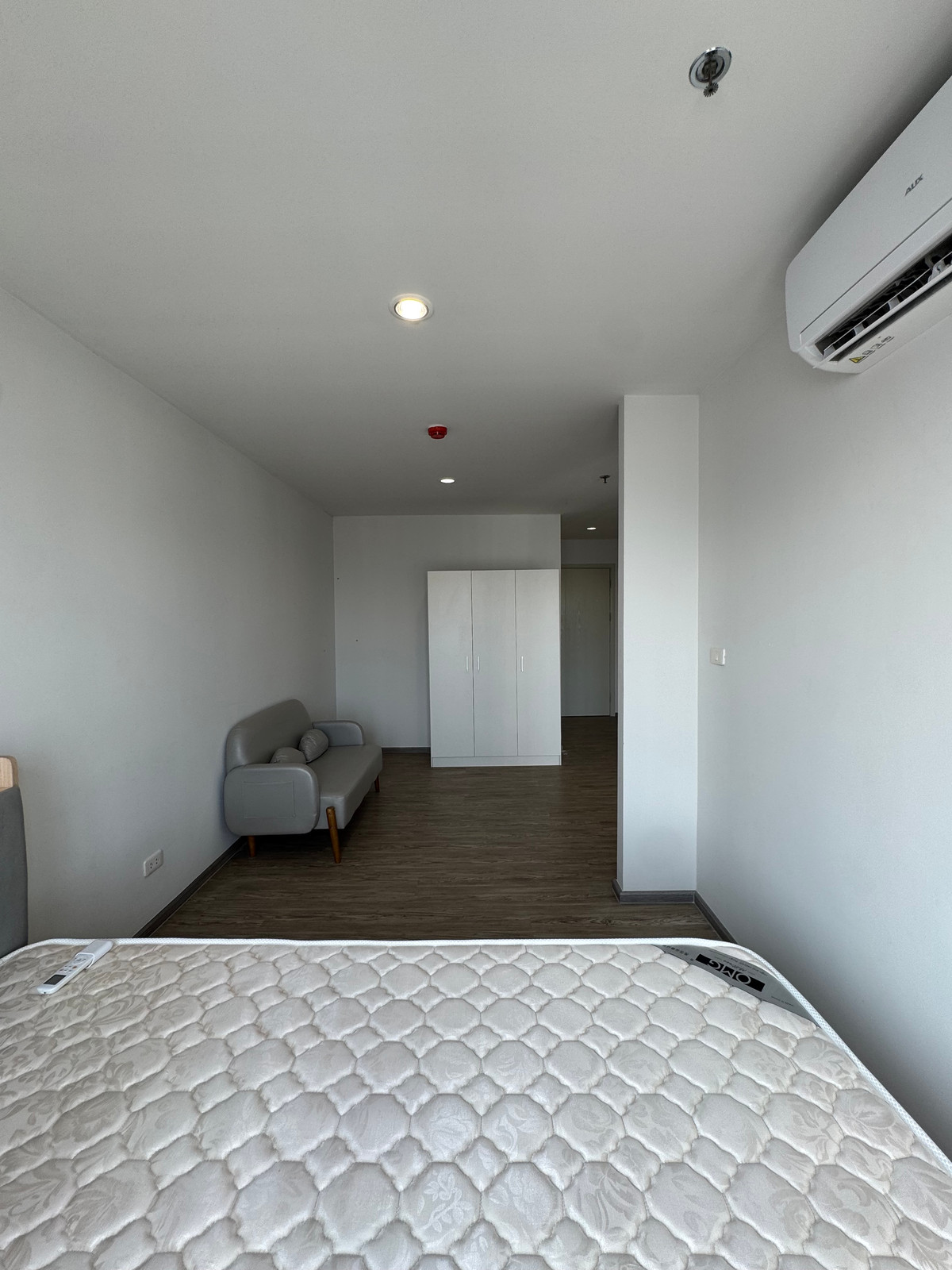 For RentCondoBang Sue, Wong Sawang, Tao Pun : ✅ Available! Ready to Move-in ! 🌟 Cheapest for Rent! 7500 THB/month 🛏 Studio 📏 28 sq.m. 🏙 Building D = 10th Fl. 🚫 No Co-Agent