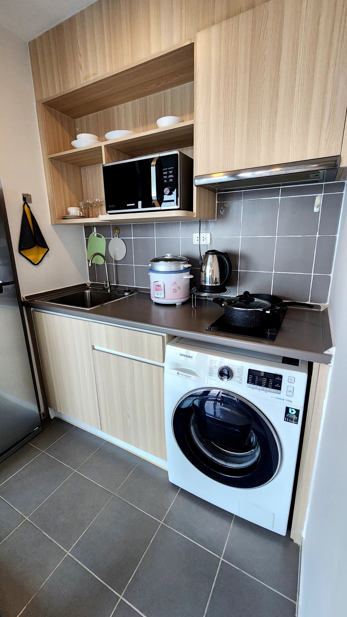 For RentCondoBangna, Bearing, Lasalle : Condo for Rent: Ideo O2 Near BTS Bang Na (approx. 300 meters)