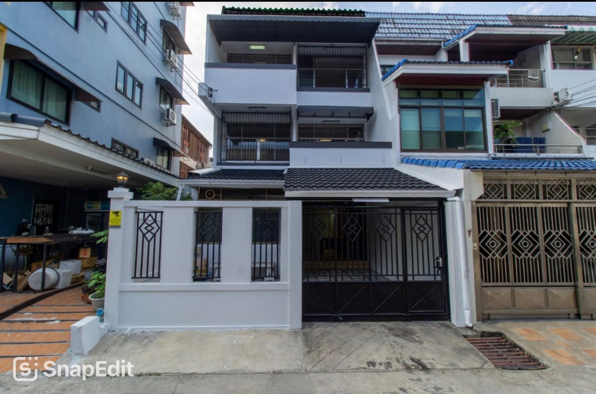For SaleTownhomeSathorn, Narathiwat : Rare Sathorn Townhome for Sale near MRT Lumphini | Rama 4 – Yen Akat | Home Office Potential