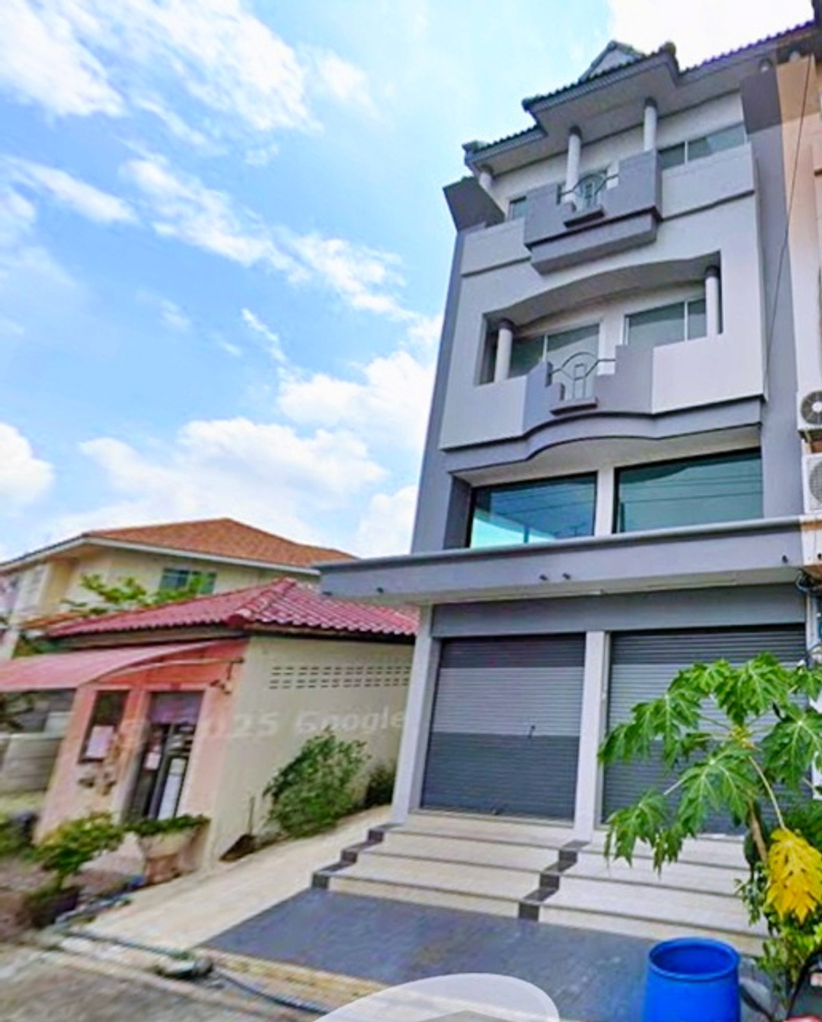 ให้เช่าอาคารพาณิชย์ลาดกระบัง สุวรรณภูมิ : บิ๊กซี เคหะร่มเกล้า 500 ม. ลาดกระบัง ให้เช่าอาคารใหญ่ เชื่อมต่อกัน 2 คูหา 3 ชั้น 4 น้ำ 41ตร.วา. 490ตร.ม. รร.ร่วมฤดีวิเทศศึกษา มีนบุรี3กม.