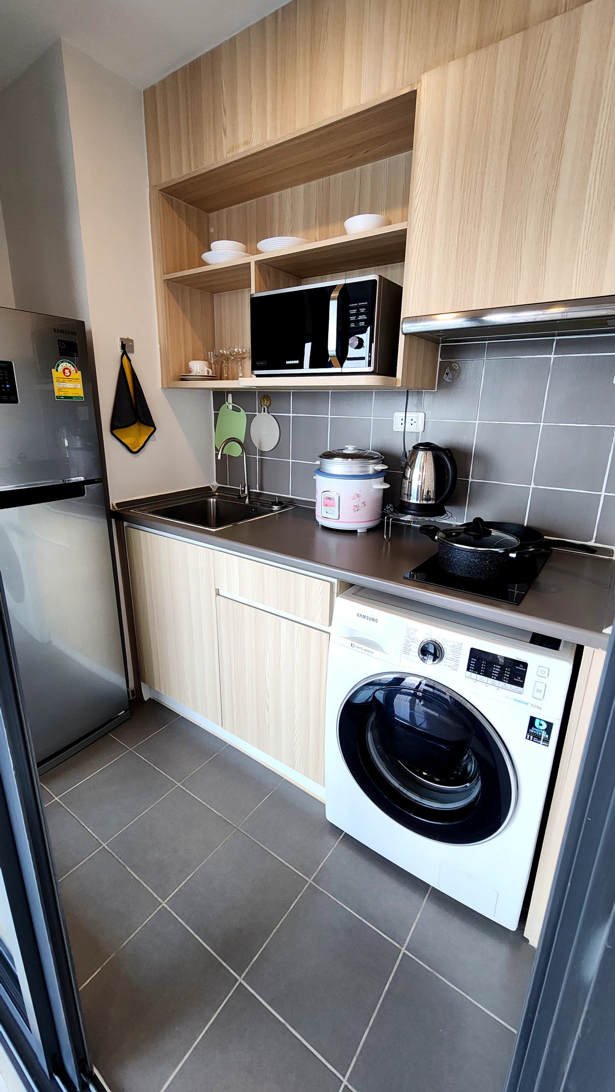 For RentCondoBangna, Bearing, Lasalle : Condo for Rent: Ideo O2 Near BTS Bang Na (approx. 300 meters)