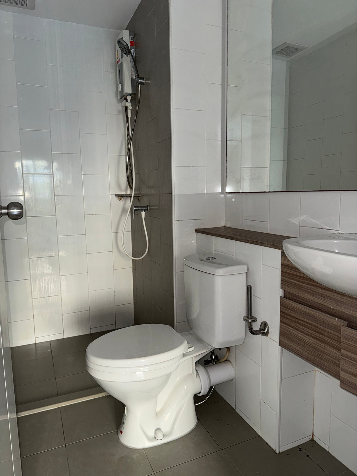 ให้เช่าคอนโดปทุมธานี รังสิต ธรรมศาสตร์ : ✅ ว่าง! พร้อมเข้าอยู่ Plum ALIVE 1 🌟 ค่าเช่าถูก! 7,500 บาท/เดือน 🛏 1 ห้องนอน 1 ห้องน้ำ 📏 26 ตร.ม. 🏙️ ตึก D ชั้น 2-3 เลขที่ห้องดี 94/XXX ! 🚫 ไม่รับ Co-Agent