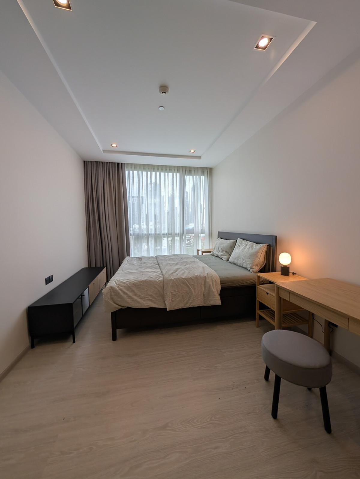 For RentCondoSukhumvit, Asoke, Thonglor : For rent The Room Sukhumvit 38, very beautiful room, decorated, ready to move in. The view of the city is very nice.