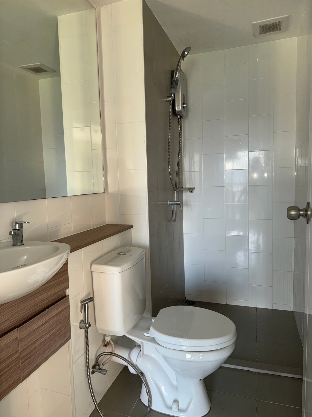 ให้เช่าคอนโดปทุมธานี รังสิต ธรรมศาสตร์ : ✅ ว่าง! พร้อมเข้าอยู่ Plum ALIVE 2 🌟 ค่าเช่าถูก! 7,500 บาท/เดือน 🛏 1 ห้องนอนบานสไลด์ 📏 26 ตร.ม. 🏙️ ตึก D ชั้น 6 🚫 ไม่รับ Co-Agent