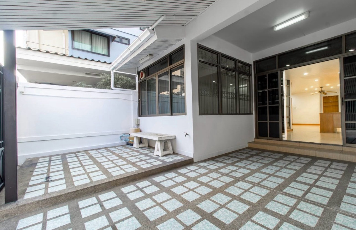 For SaleTownhomeSathorn, Narathiwat : Rare Sathorn Townhome for Sale near MRT Lumphini | Rama 4 – Yen Akat | Home Office Potential