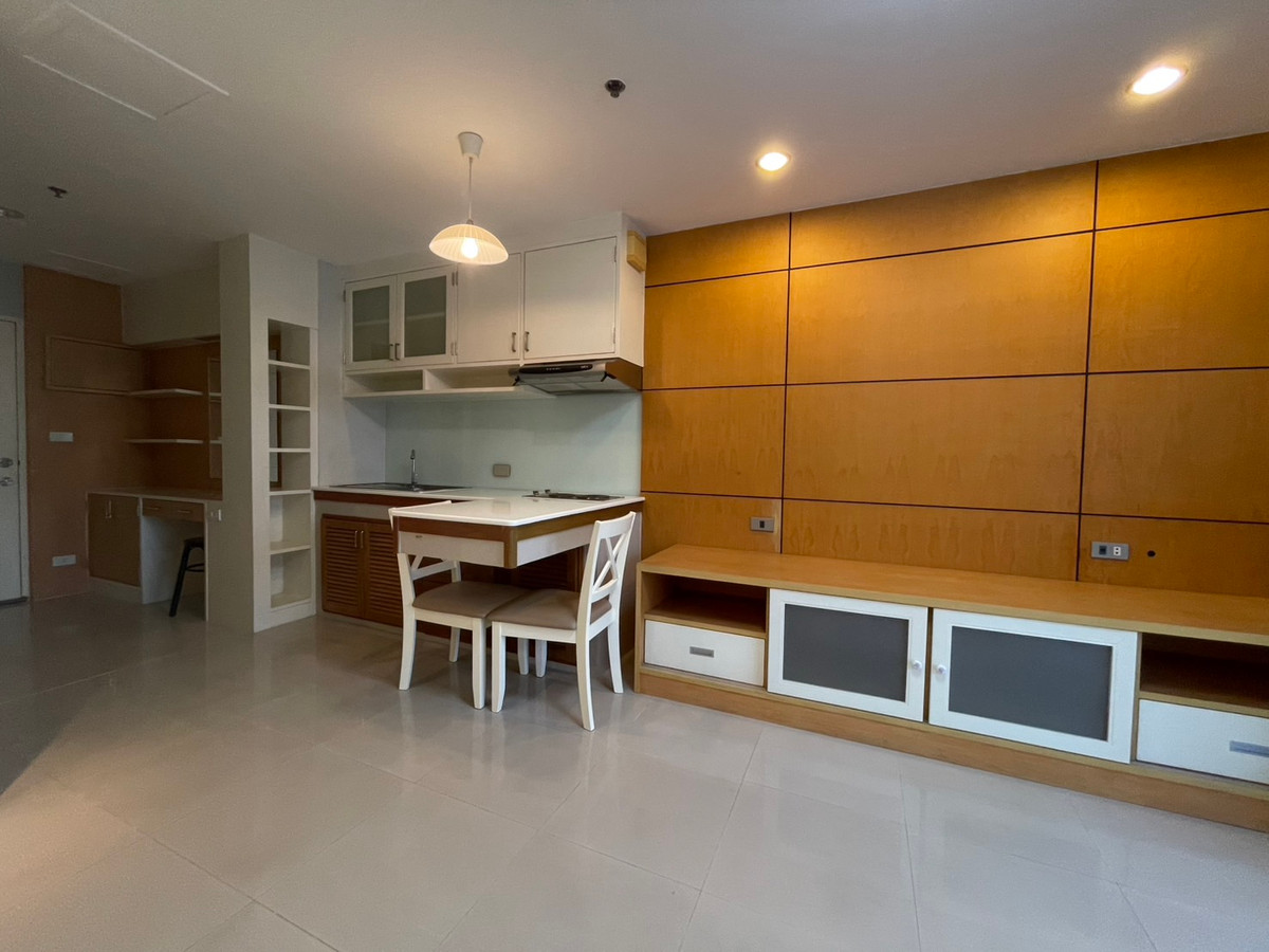 For RentCondoSilom, Saladaeng, Bangrak : Condo room for rent, Silom Suite (Sathorn 12)