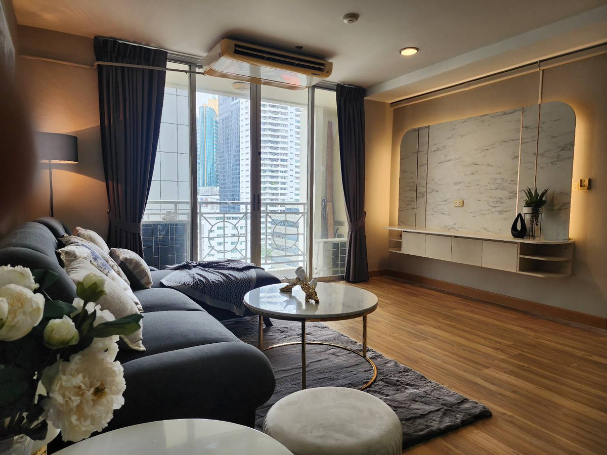 For RentCondoSukhumvit, Asoke, Thonglor : ✨For rent: Asoke Place, 2 bedrooms, fully furnished. Convenient transportation, near BTS Asoke / MRT Sukhumvit, ready to move in.