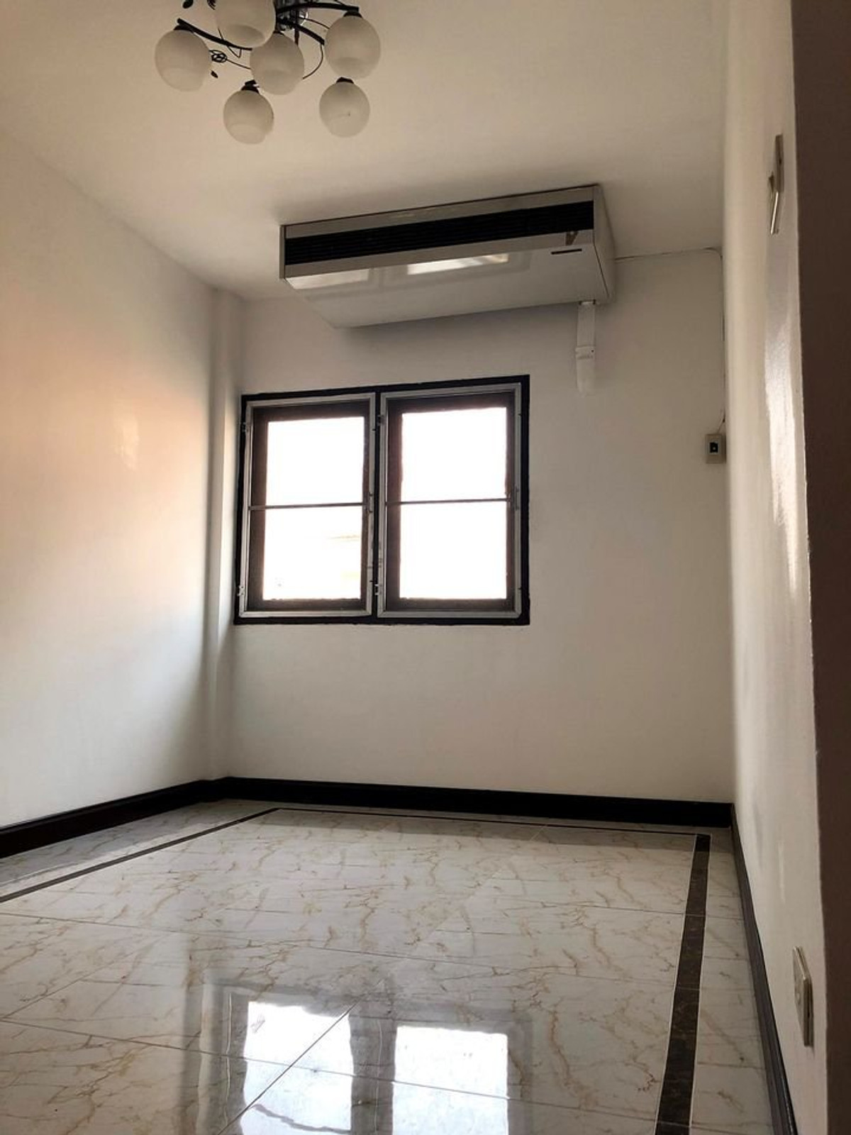 ให้เช่าบ้านบางซื่อ วงศ์สว่าง เตาปูน : บ้านให้เช่า ตรงข้ามตลาด บองมาร์เช่ 4ชั้น 5ห้องนอน 5ห้องน้ำ มีห้องแม่บ้าน