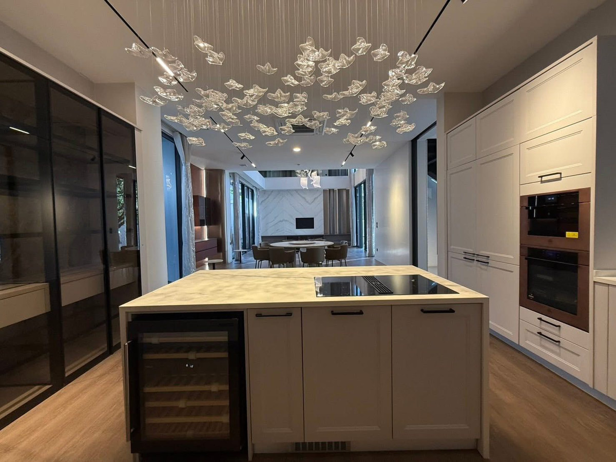 ให้เช่าบ้านลาดกระบัง สุวรรณภูมิ : FOR RENT : Luxury บ้านเดี่ยว Pool villa VIVE กรุงเทพกรีฑา มีลิฟส่วนตัว 5 ห้องนอน ตกแต่งหรู