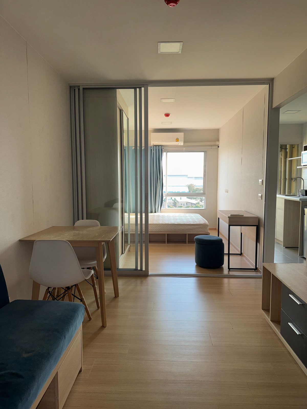 ให้เช่าคอนโดปทุมธานี รังสิต ธรรมศาสตร์ : ✅ ว่าง! พร้อมเข้าอยู่ Plum ALIVE 2 🌟 ค่าเช่าถูก! 7,500 บาท/เดือน 🛏 1 ห้องนอนบานสไลด์ 📏 26 ตร.ม. 🏙️ ตึก D ชั้น 6 🚫 ไม่รับ Co-Agent