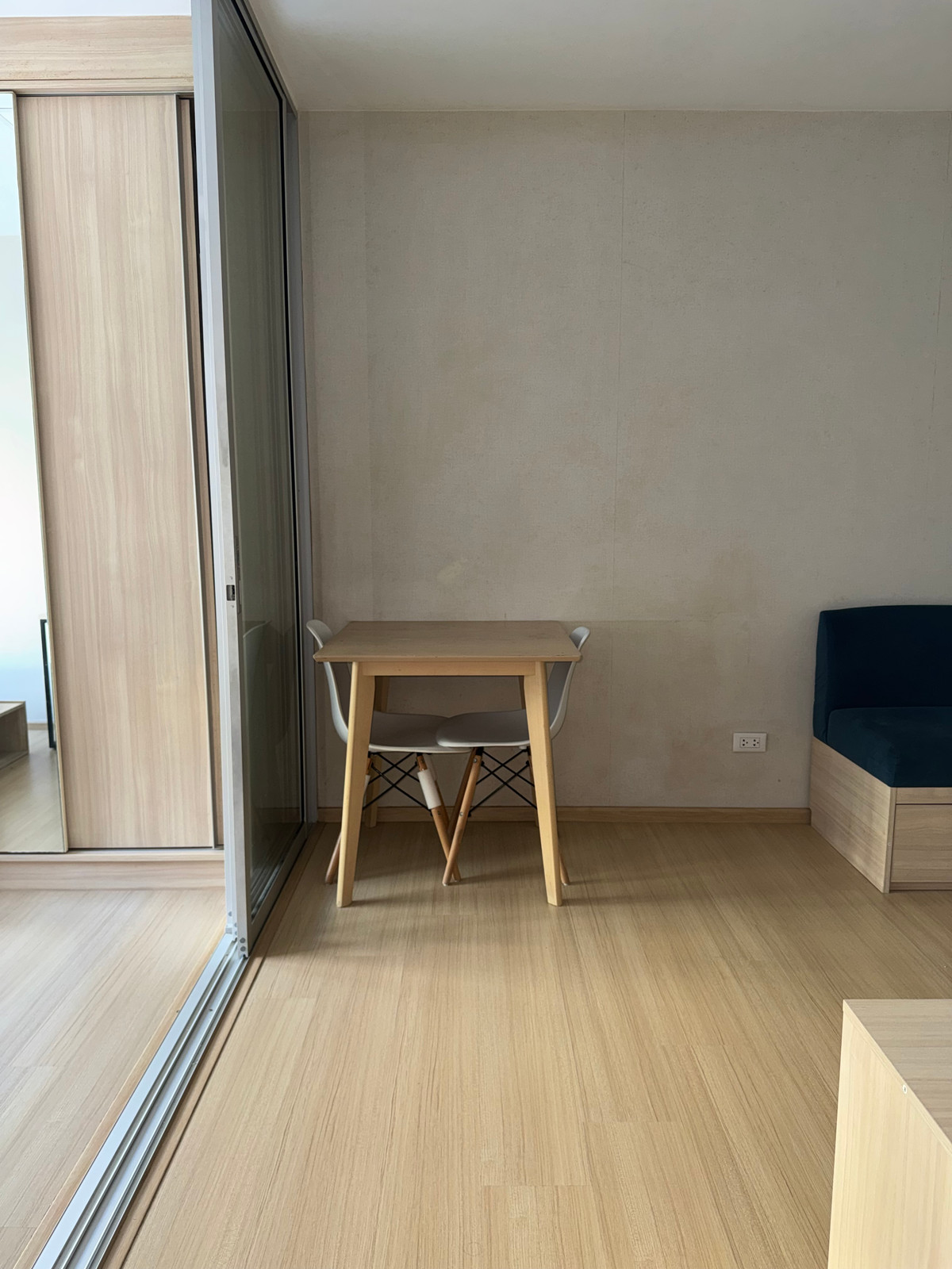 ให้เช่าคอนโดปทุมธานี รังสิต ธรรมศาสตร์ : ✅ ว่าง! พร้อมเข้าอยู่ Plum ALIVE 1 🌟 ค่าเช่าถูก! 7,500 บาท/เดือน 🛏 1 ห้องนอน 1 ห้องน้ำ 📏 26 ตร.ม. 🏙️ ตึก D ชั้น 2-3 เลขที่ห้องดี 94/XXX ! 🚫 ไม่รับ Co-Agent