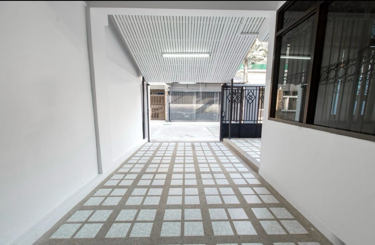 For SaleTownhomeSathorn, Narathiwat : Rare Sathorn Townhome for Sale near MRT Lumphini | Rama 4 – Yen Akat | Home Office Potential