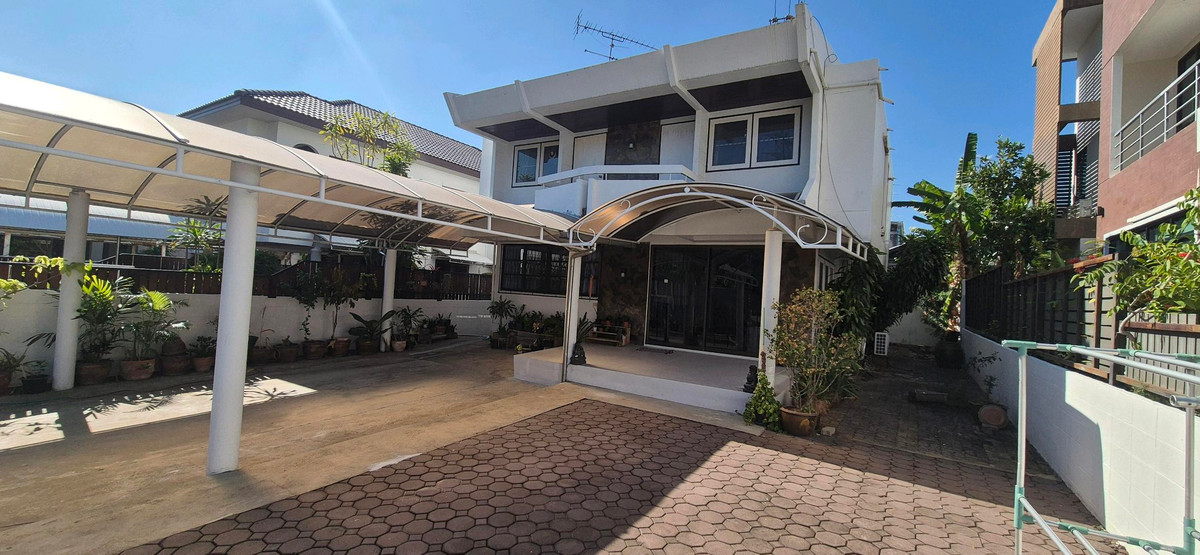 For RentHousePattanakan, Srinakarin : 2-storey detached house for rent, large house, cheap price, prime location on Phatthanakan Road. Convenient transportation near ARL and MRT Yellow Line, Hua Mak Station - Muang Thong Village 2/2 Soi Phatthanakan 61, Prawet.