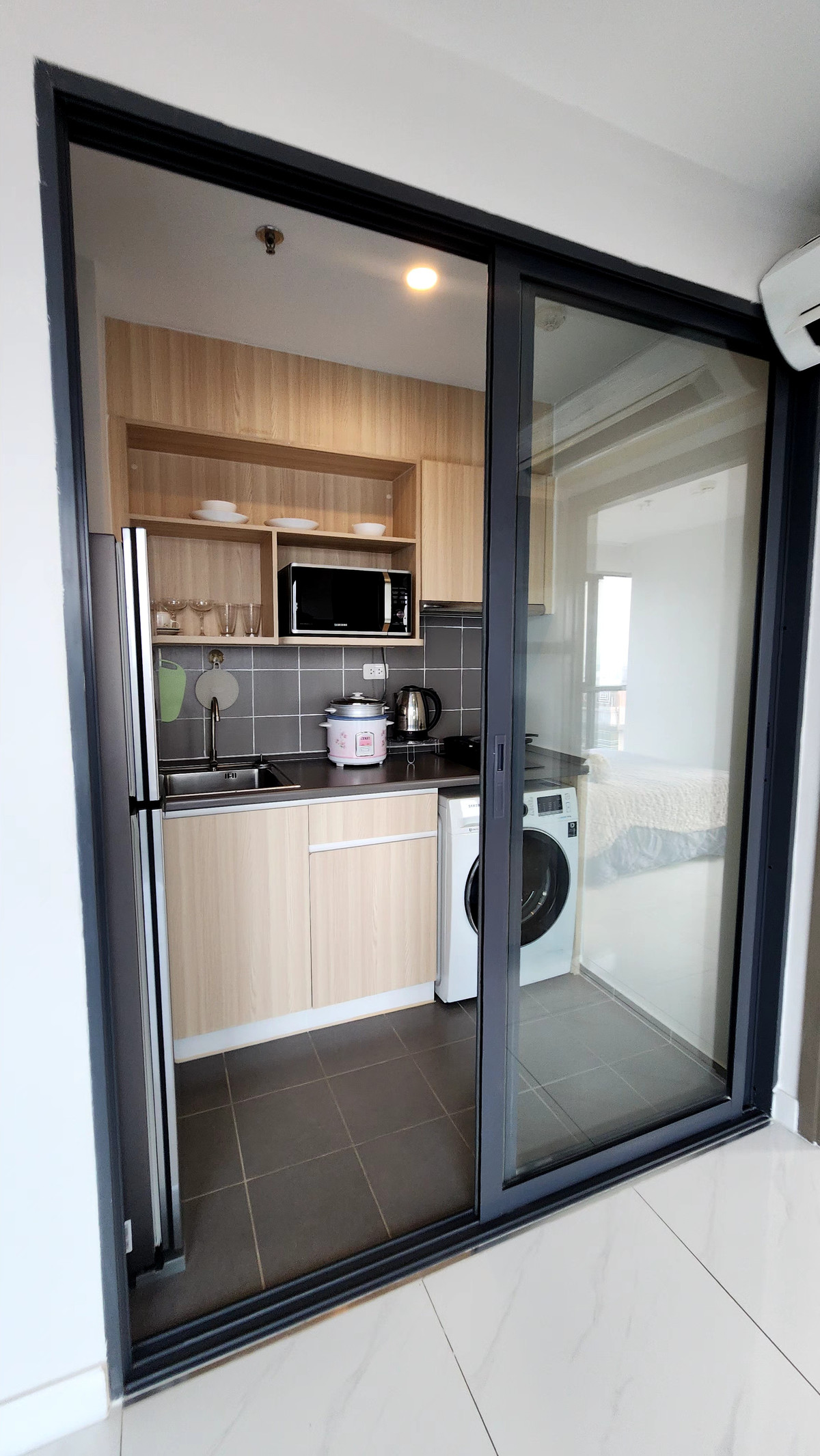 For RentCondoBangna, Bearing, Lasalle : Condo for Rent: Ideo O2 Near BTS Bang Na (approx. 300 meters)