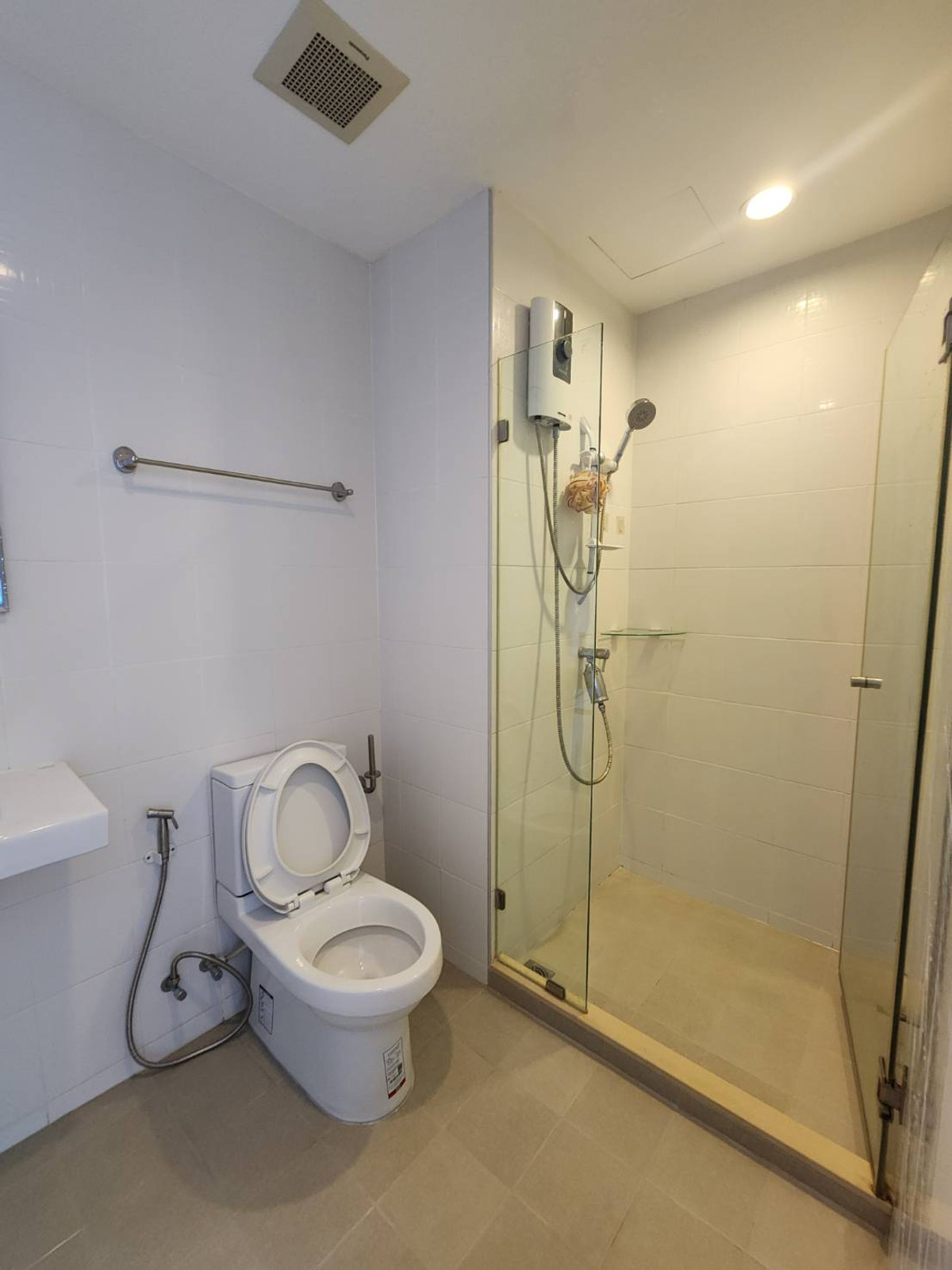 For RentCondoThaphra, Talat Phlu, Wutthakat : For rent, very cheap, Ideo Sathorn Thapra (Ideo Sathorn Thapra), next to BTS Pho Nimit, with furniture + washing machine, only 8,500 baht.