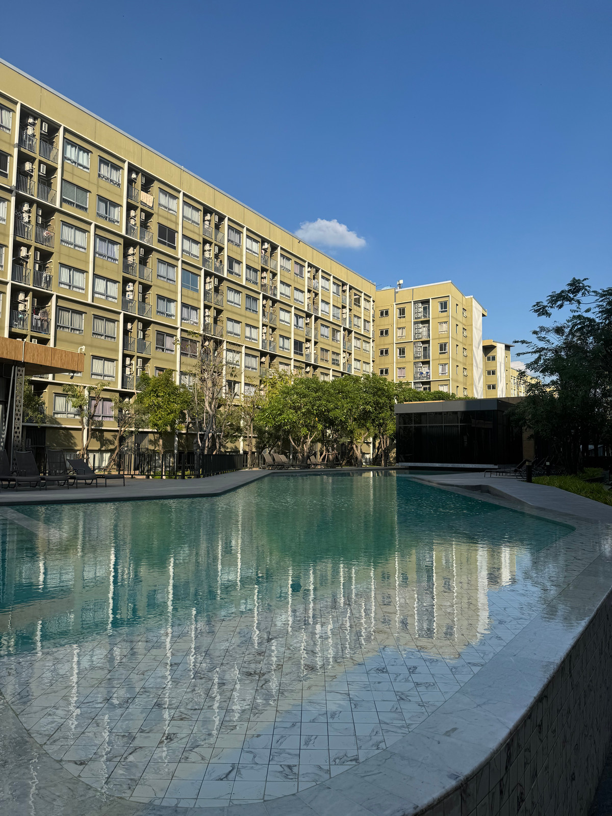 ให้เช่าคอนโดปทุมธานี รังสิต ธรรมศาสตร์ : ✅ ว่าง! พร้อมเข้าอยู่ Plum ALIVE 1 🌟 ค่าเช่าถูก! 7,500 บาท/เดือน 🛏 1 ห้องนอน 1 ห้องน้ำ 📏 26 ตร.ม. 🏙️ ตึก D ชั้น 2-3 เลขที่ห้องดี 94/XXX ! 🚫 ไม่รับ Co-Agent