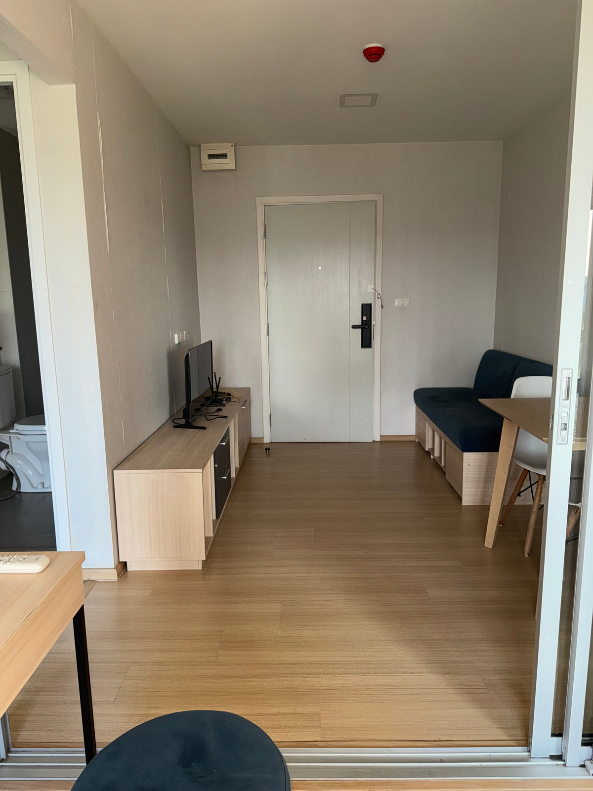 ให้เช่าคอนโดปทุมธานี รังสิต ธรรมศาสตร์ : ✅ ว่าง! พร้อมเข้าอยู่ Plum ALIVE 2 🌟 ค่าเช่าถูก! 7,500 บาท/เดือน 🛏 1 ห้องนอนบานสไลด์ 📏 26 ตร.ม. 🏙️ ตึก D ชั้น 6 🚫 ไม่รับ Co-Agent