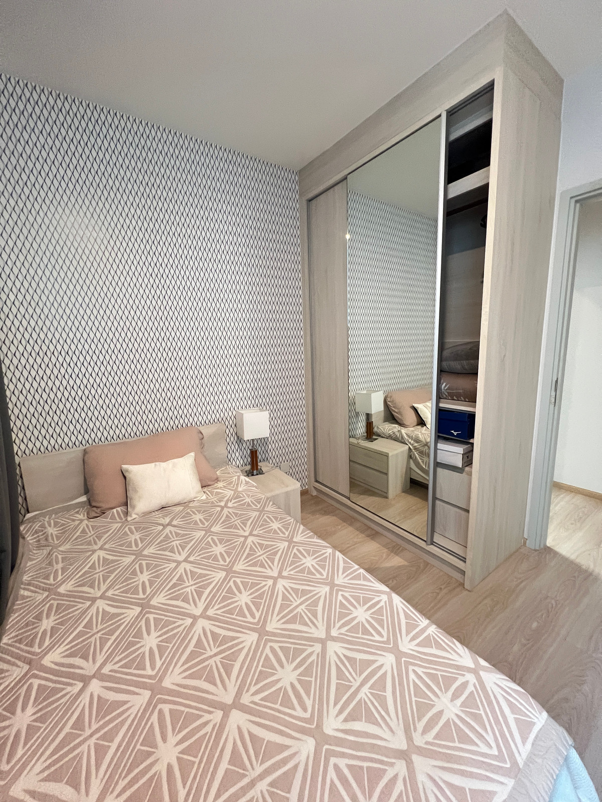 ให้เช่าคอนโดรัชดา ห้วยขวาง : RC124725 Condo for rent at NOBLE REVOLVE RATCHADA ใกล้ MRT สถานีศูนย์วัฒนธรรม 