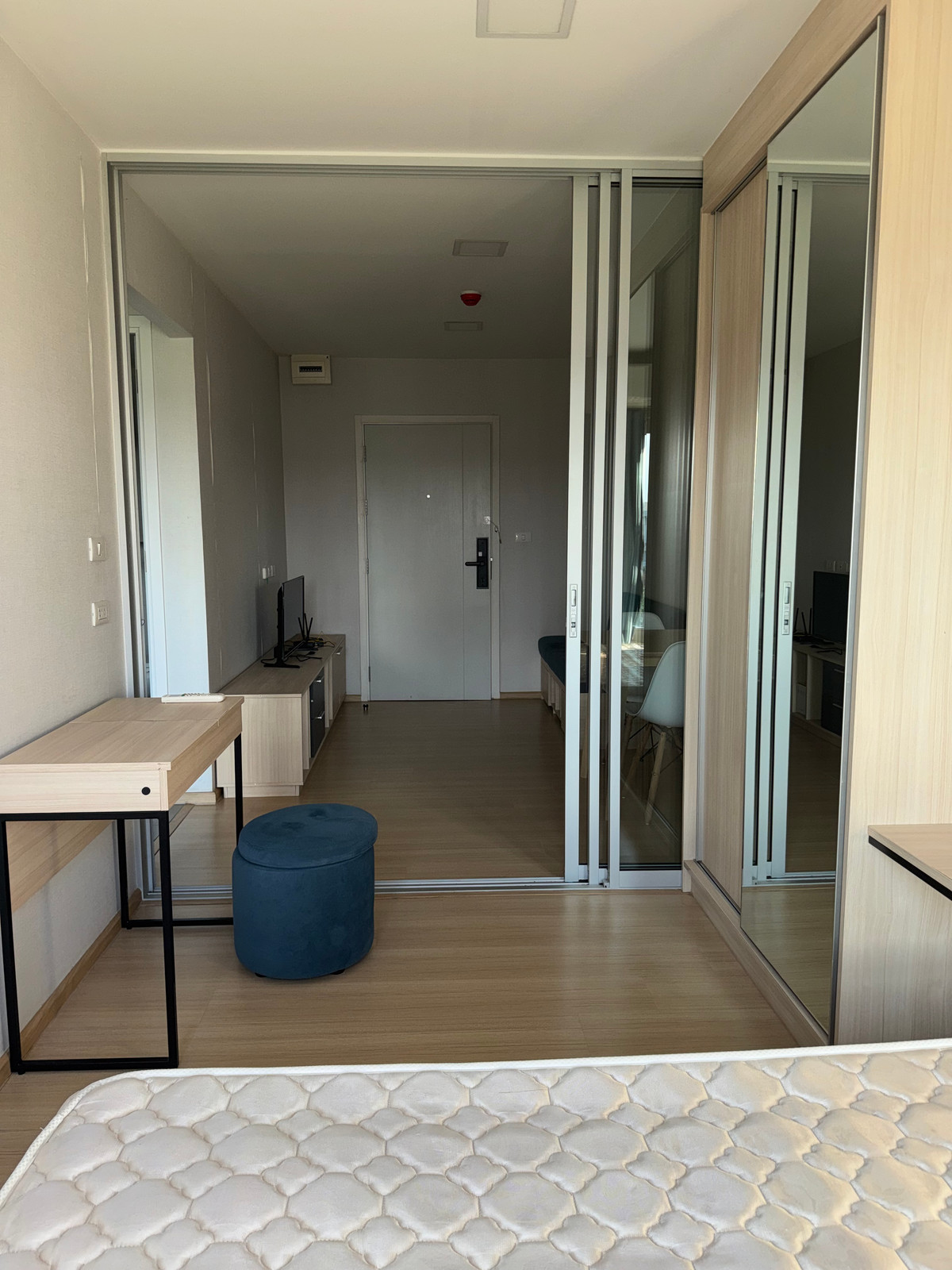 ให้เช่าคอนโดปทุมธานี รังสิต ธรรมศาสตร์ : ✅ ว่าง! พร้อมเข้าอยู่ Plum ALIVE 2 🌟 ค่าเช่าถูก! 7,500 บาท/เดือน 🛏 1 ห้องนอนบานสไลด์ 📏 26 ตร.ม. 🏙️ ตึก D ชั้น 6 🚫 ไม่รับ Co-Agent