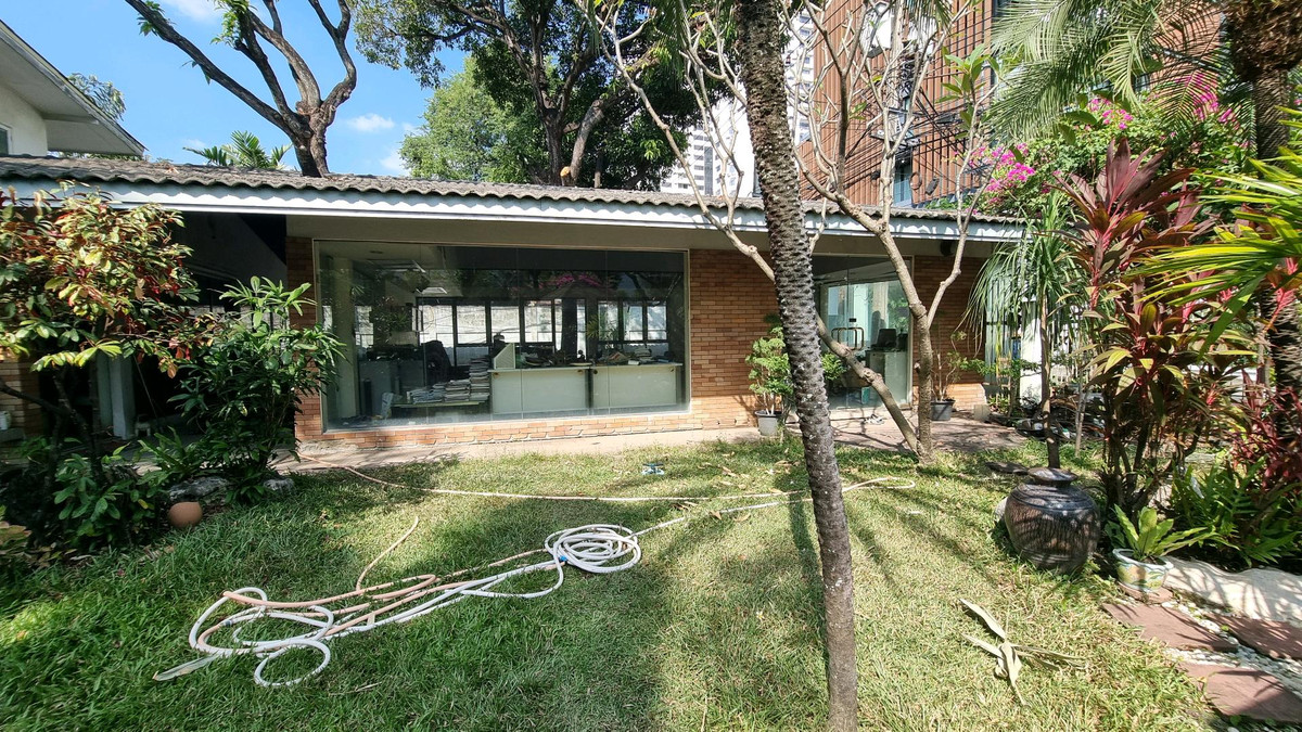 For RentRetail SpaceSukhumvit, Asoke, Thonglor : Thonglor, building for rent with garden  suitable for businesses that are not crowded, such as furniture showrooms. or display art  total area approximately 210 square meters