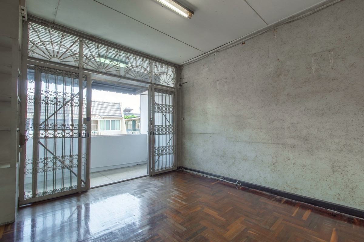 For SaleTownhomeSathorn, Narathiwat : Rare Sathorn Townhome for Sale near MRT Lumphini | Rama 4 – Yen Akat | Home Office Potential