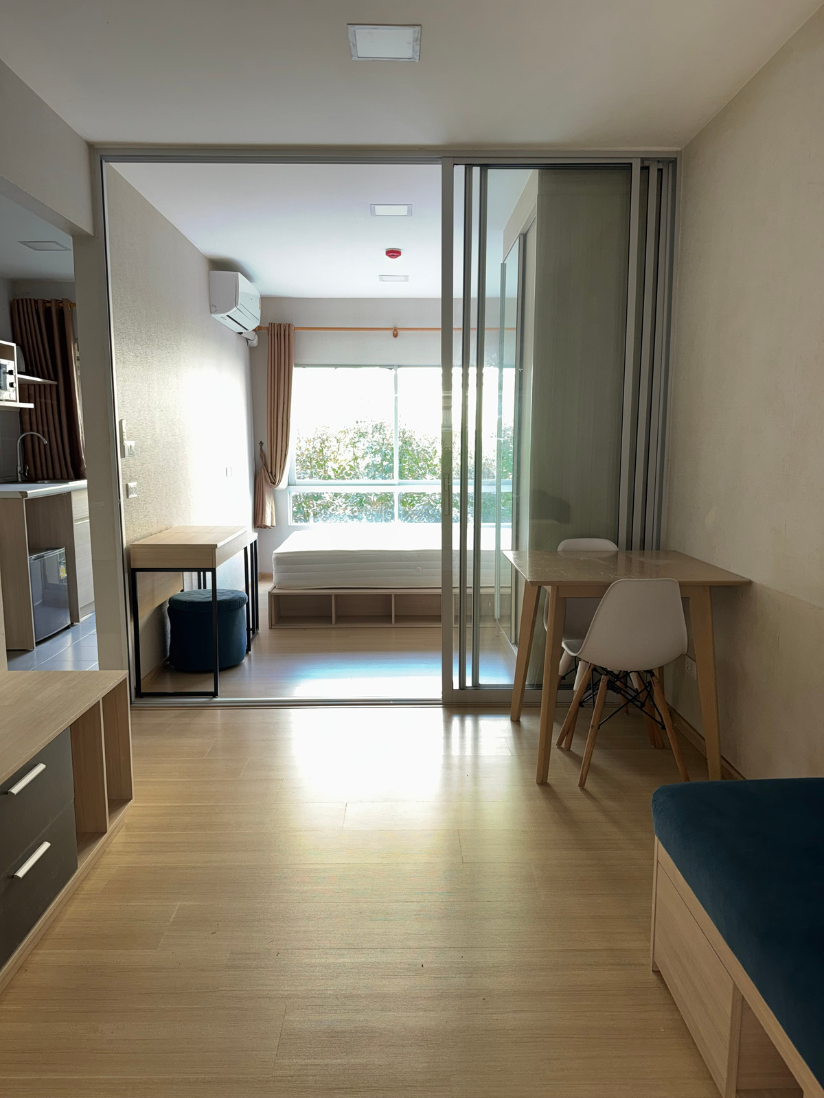 ให้เช่าคอนโดปทุมธานี รังสิต ธรรมศาสตร์ : ✅ ว่าง! พร้อมเข้าอยู่ Plum ALIVE 1 🌟 ค่าเช่าถูก! 7,500 บาท/เดือน 🛏 1 ห้องนอน 1 ห้องน้ำ 📏 26 ตร.ม. 🏙️ ตึก D ชั้น 2-3 เลขที่ห้องดี 94/XXX ! 🚫 ไม่รับ Co-Agent