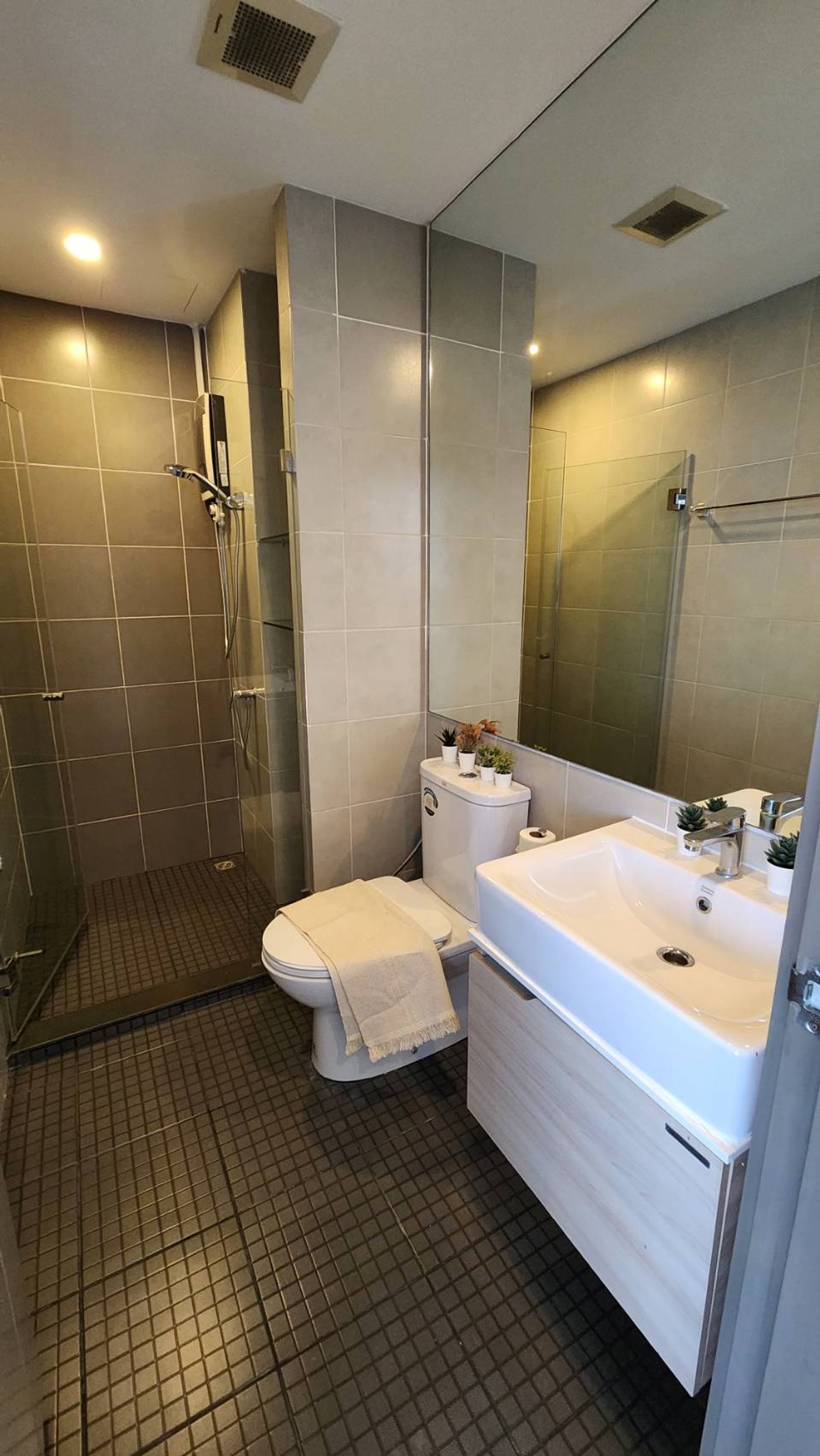 For RentCondoBangna, Bearing, Lasalle : Condo for Rent: Ideo O2 Near BTS Bang Na (approx. 300 meters)