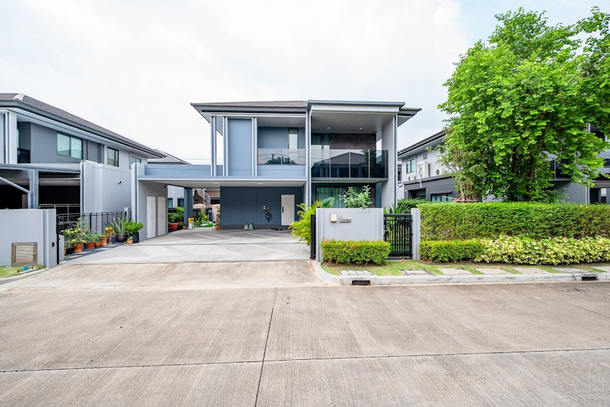 For RentHousePattanakan, Srinakarin : P0478 Luxury single house by Sansiri Setthasiri Krungthep Kreetha 2 Fully furnished and ready to move in, ideal for families seeking privacy and premium living.