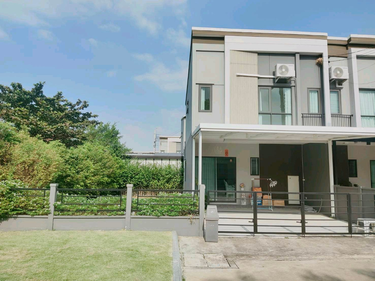 ขายทาวน์โฮมพระราม 5 ราชพฤกษ์ บางกรวย : ขายด่วนที่สุด!! ตกแต่งพร้อมเข้าอยู่ ราคานี้คุ้มสุดๆ ทาวน์โฮม พื้นที่ 45 ตร.วา หลังมุม หน้าบ้านไม่ชนใคร ถนนหน้าบ้านกว้างมากๆ